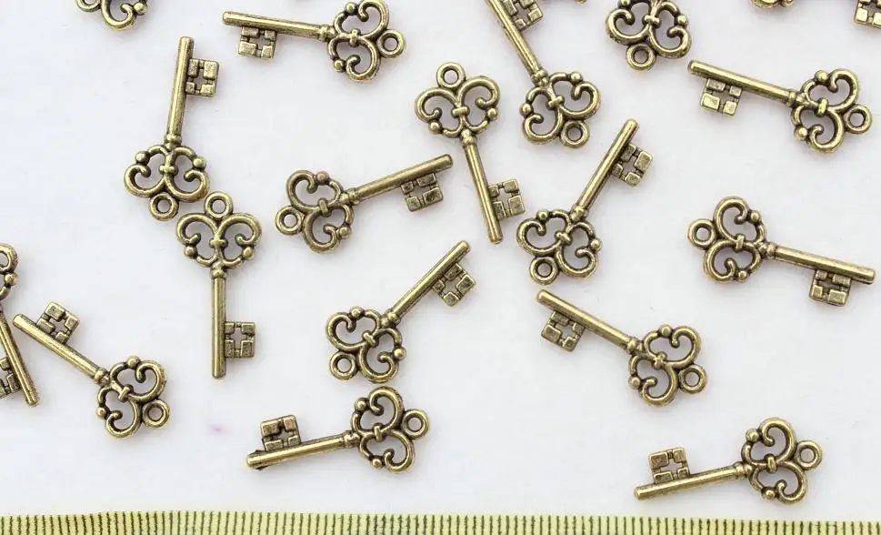 

700pcs Skeleton Keys Vintage Keys Antique Bronze tone plated Pendants Charms kitsch little wedding embellishement