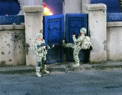 1/35 model kit resin kit  Kicking in Doors Iraq (2 Figures)