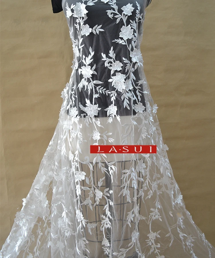 LASUI 1.2M Off white flowers This section of lace is hand-decorated 3D strong sense of high-end wedding is very beautiful