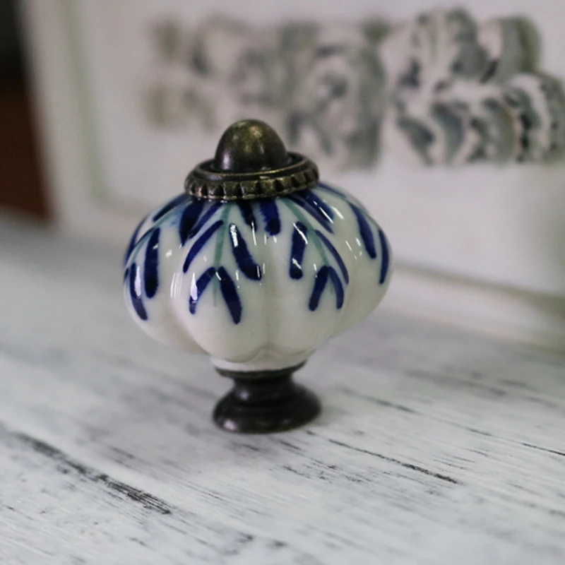 8pcs Retro Hand painted vintage ceramic knobs Classical Chinese White and Blue Porcelain Door Handle for Cabinet Drawer Cabinet