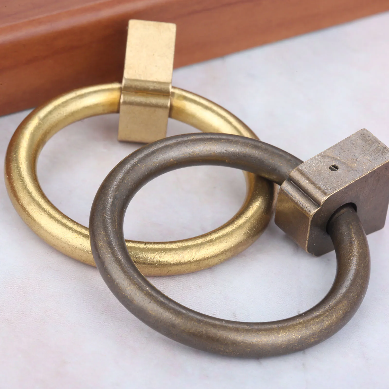 1Pc In Ottone Antico Maniglia Del Cassetto della Maniglia di Tiro di Rame Puro a Forma di Cerchio Vecchi Mobili Armadio Cabinet Door Pull Anello dia.50mm