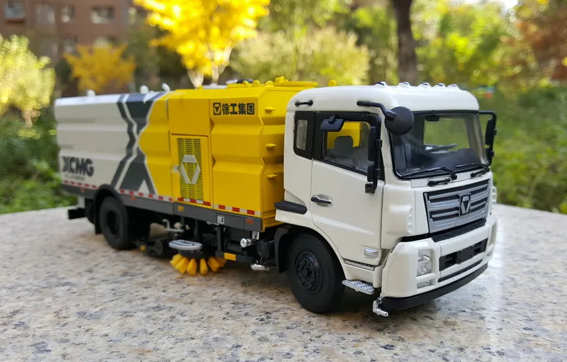 Rare,Collectible Alloy Model Gift 1:35 Scale XCMG Road Environmental Sweeper Truck Vehicle DieCast Toy Model For Decoration