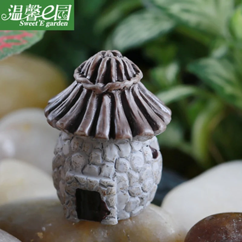 2 Pcs Mini Old House Hut Model Small Statue Figurine Crafts Russia Figure Ornament Miniatures Garden DIY Decoration