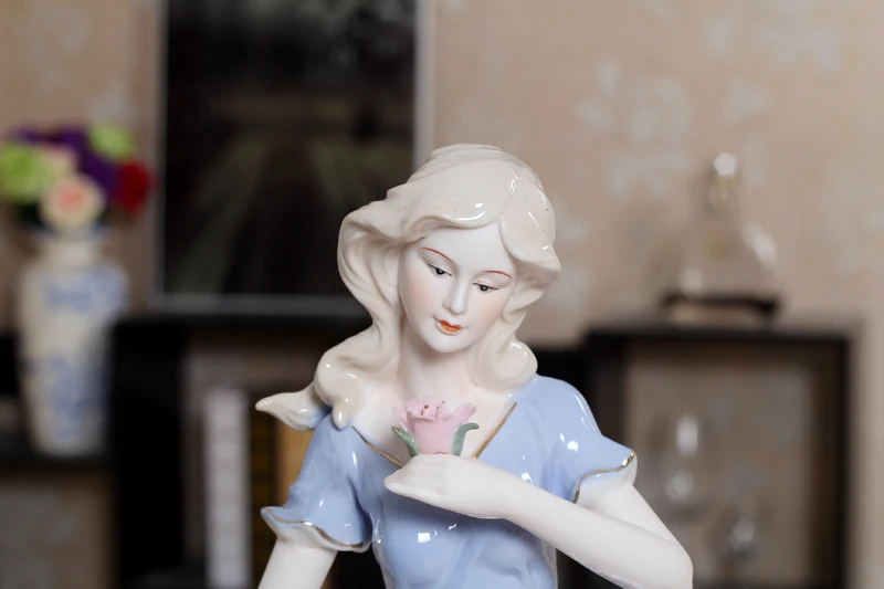 Retro Porcelain Belle and Pigeons Figurine Ceramic Maiden Statuette Art and Craft Ornament for Home Decoration and Festival Gift