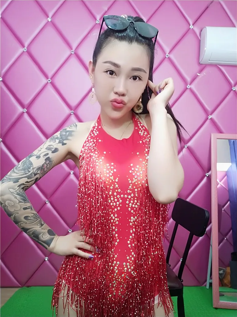 ชุดบอดี้สูทเปิดหลังสีแดงแต่งพู่ห้อยสำหรับผู้หญิง สไตล์ลาติน เต้นโพลแดนซ์ โชว์ แต่งขอบ แต่งเล็บ  ชุดรัดรูปสำหรับไนท์คลับ ดีเจ นักเต้น แสดงบนเวที