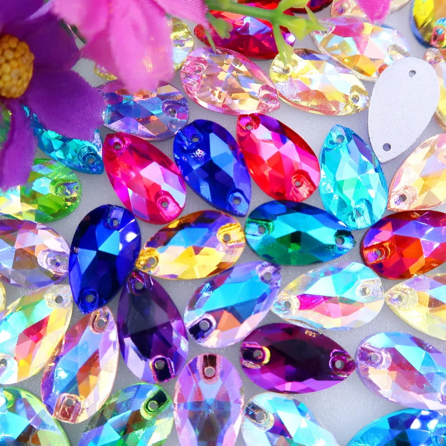 AB Farben Schlanke Wassertropfenform Glaskristalle mit Flacher Rückseite Zwei Löcher 5 Größen Kristalle zum Aufnähen auf Kleidung Schuhe Hochzeitskleid DIY – Detail 2