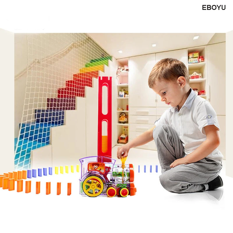 EBOYU Domino ของเล่นรถไฟรถรถบรรทุกรถอัตโนมัติอาคาร Domino Train กับไฟและดนตรีของขวัญของเล่นสำหรับเด็ก-60Pcs