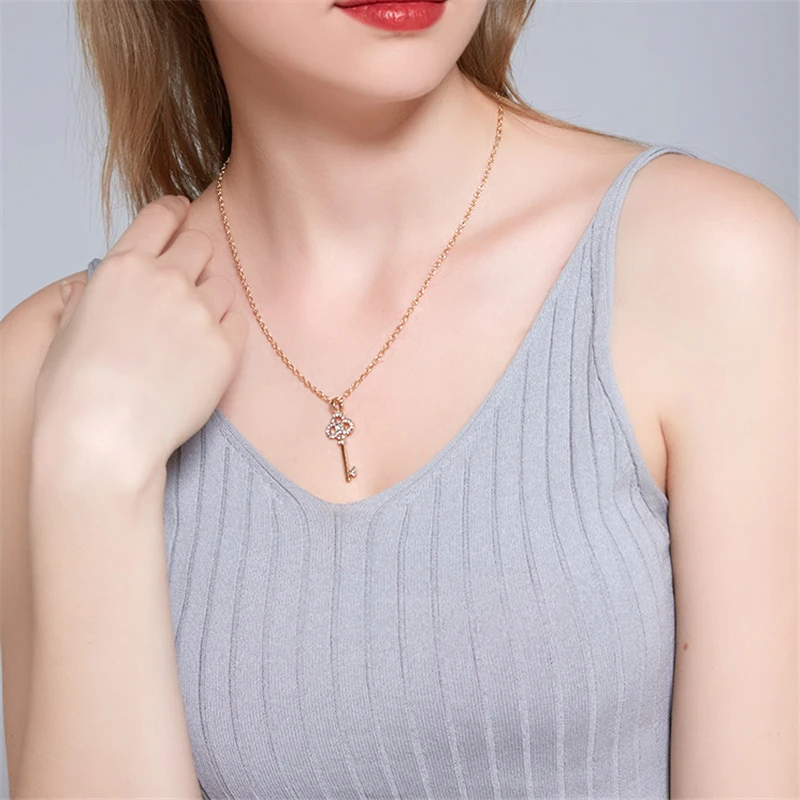 New Wholesale Fashion Hollow Crystal Rhinestone Key Chain Clavicle Womens Pendant Necklace For Women Jewelry