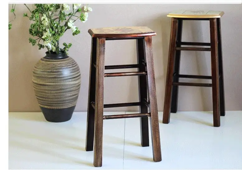 Tabouret de bar en bois véritable.