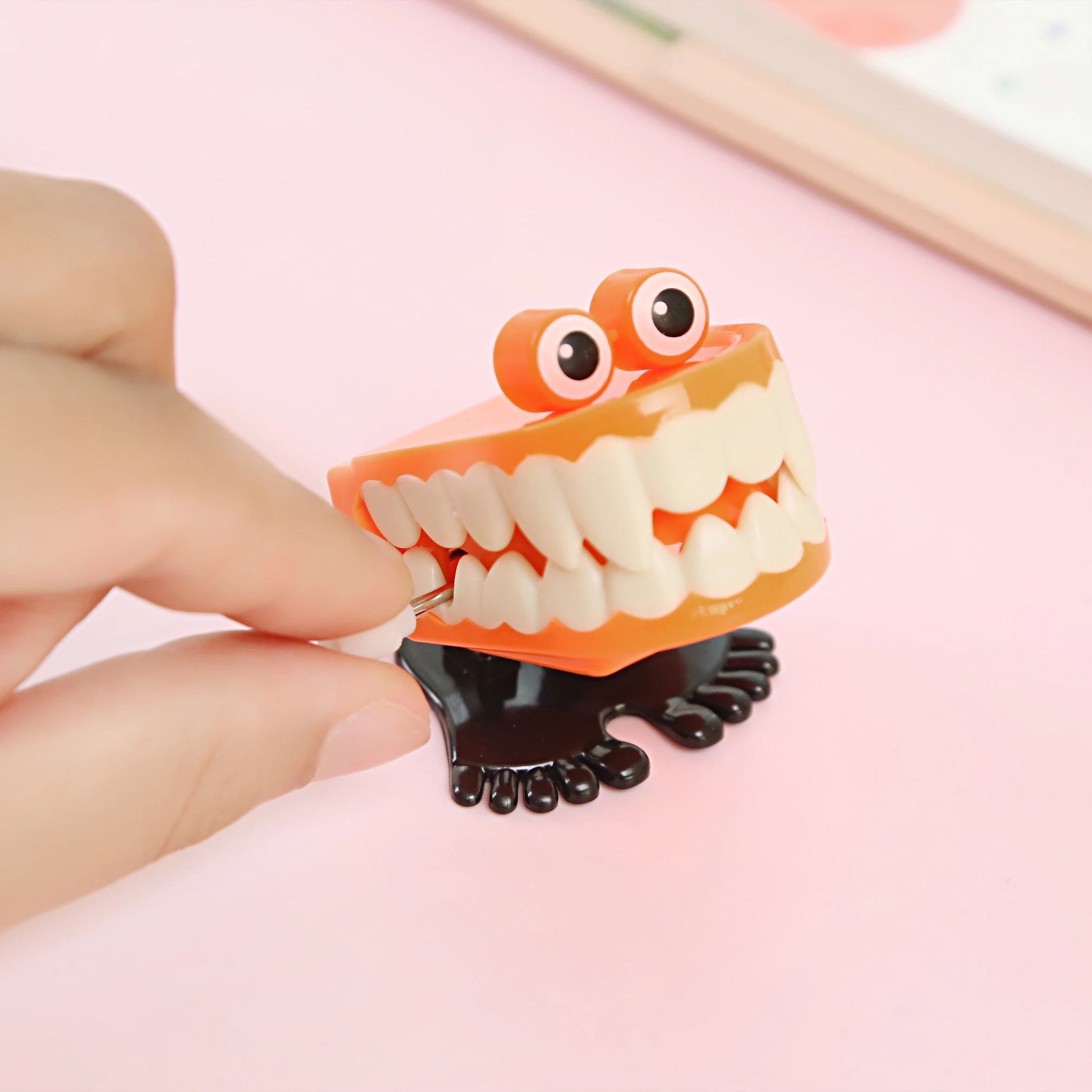 1PCS Toys on The Chain Jumped Four Paragraph Styles Teeth Random Friends Juguetes