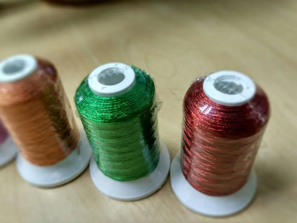 Popular 4 colors metallic embroidery thread Pink/ Bronze/ Green/ red color machine embroidery threads hand embroidery threads