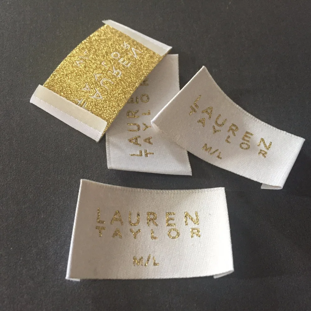 Custom Hoge Dichtheid Crème Achtergrond Met Gouden Polyester Naam Labels Kleding Labels Geweven Labels