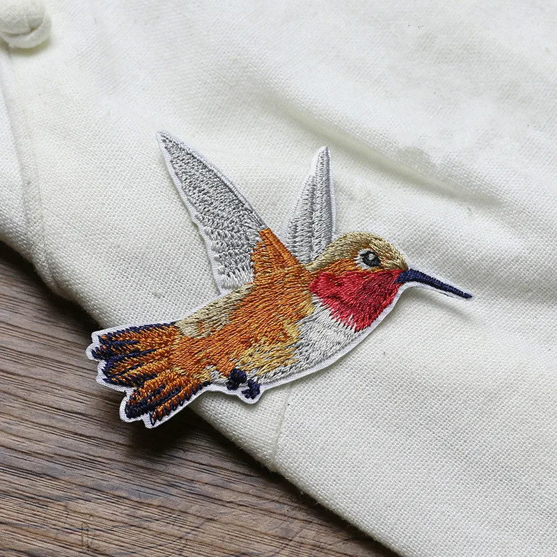 1PCS Embroidered Cloth Patch Iron on Creative Clothing Decorations Cartoon Hummingbird Pattern