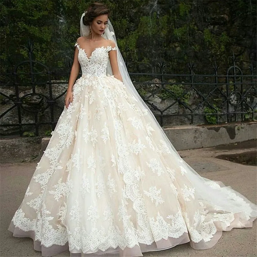 Robe de mariée en dentelle vintage, tenue de Rh, 2019