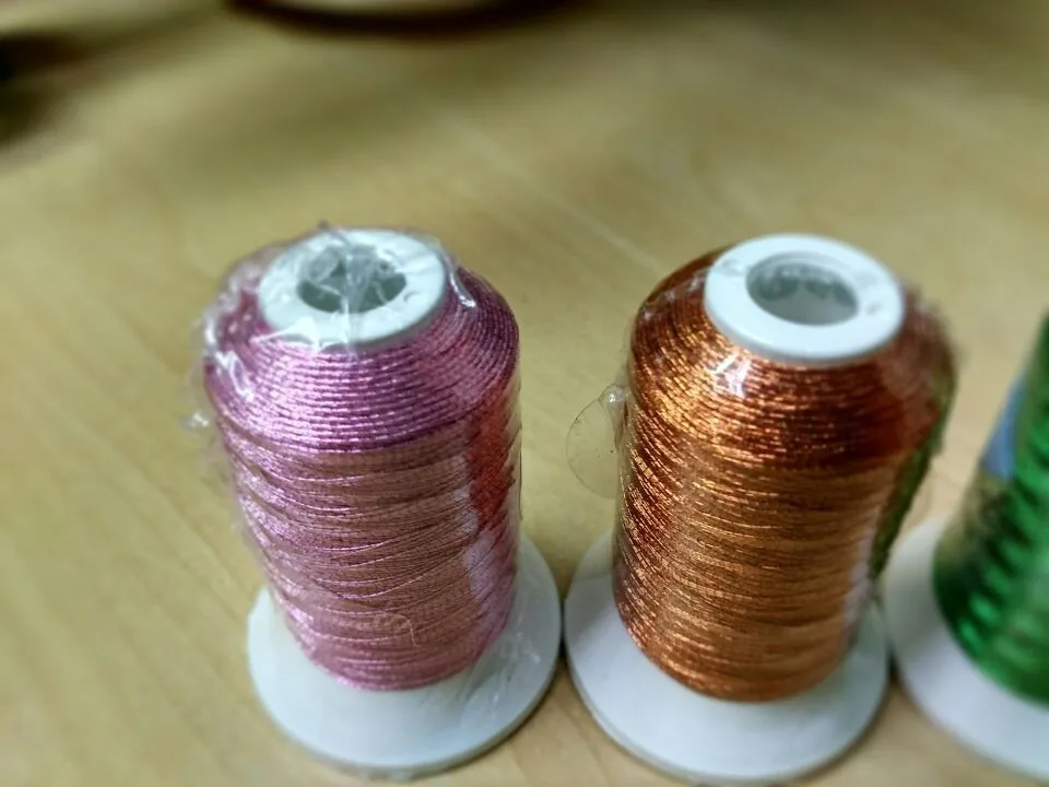 Popular 4 colors metallic embroidery thread Pink/ Bronze/ Green/ red color machine embroidery threads hand embroidery threads