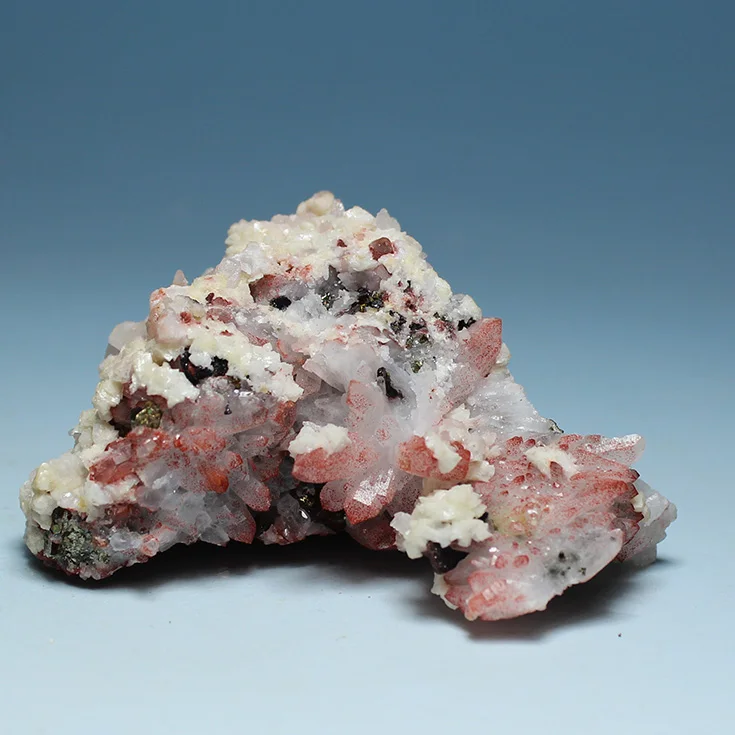 

Hubei symbiotic natural red crystal dolomite mineral specimens teaching specimens bright colors crystal stone