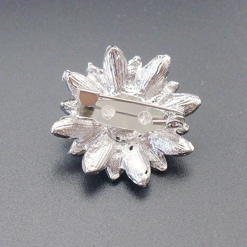 Kaichen Spilla da donna con perla bianca a forma di fiore, con strass Kaichen Spilla da donna con perla bianca a forma di fiore, con strass