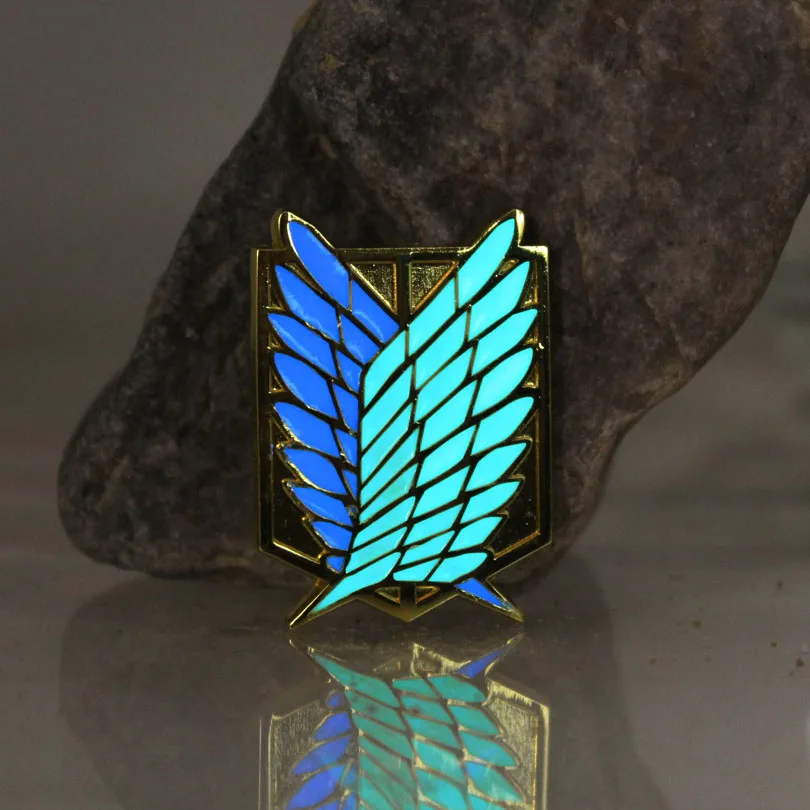 ataque-em-tita-brilhante-broche-asas-da-liberdade-scouting-legiao-broche-de-ouro-joias-pingente-brilho-no-escuro