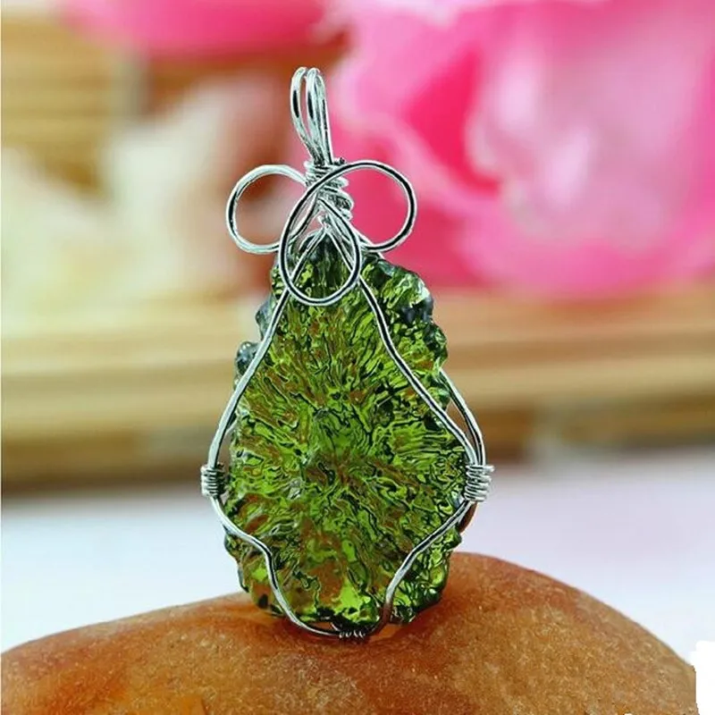 Hot Sale A++ Natural Moldavite green aerolites crystal Falling stone pendant energy apotropaic 7g-8g/ lot + free rope Necklace