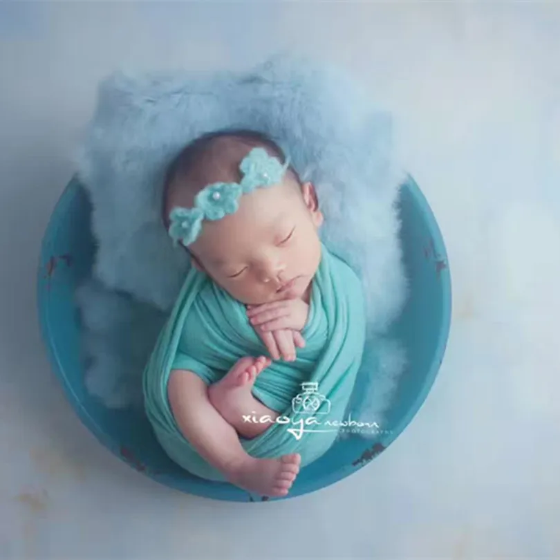 Fotografia vintage per neonato in posa Coperta di pelliccia di coniglio Vera pelliccia naturale Coperta di coniglio Cestino di riempimento Sfondo Accessori da studio