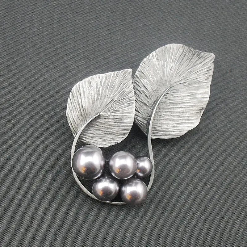 Hotsale Gray Tin Metal Fashion Pearl Leaves Brooch For Exaggerated Jewelry People Men\'s Jewelry Pins Fashion, Item NO.: BH7746