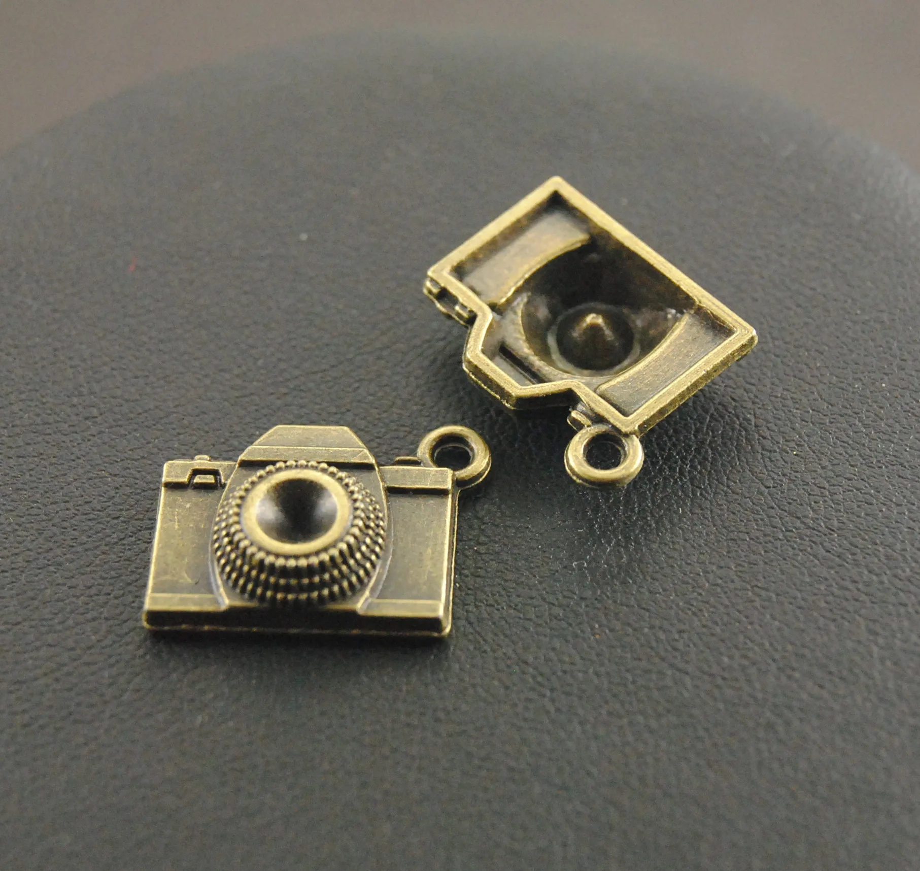 30 pcs Zinc Alloy  Bronze Plated Camera Charm Pendant Pendants Jewelry Findings  18x15mm A239