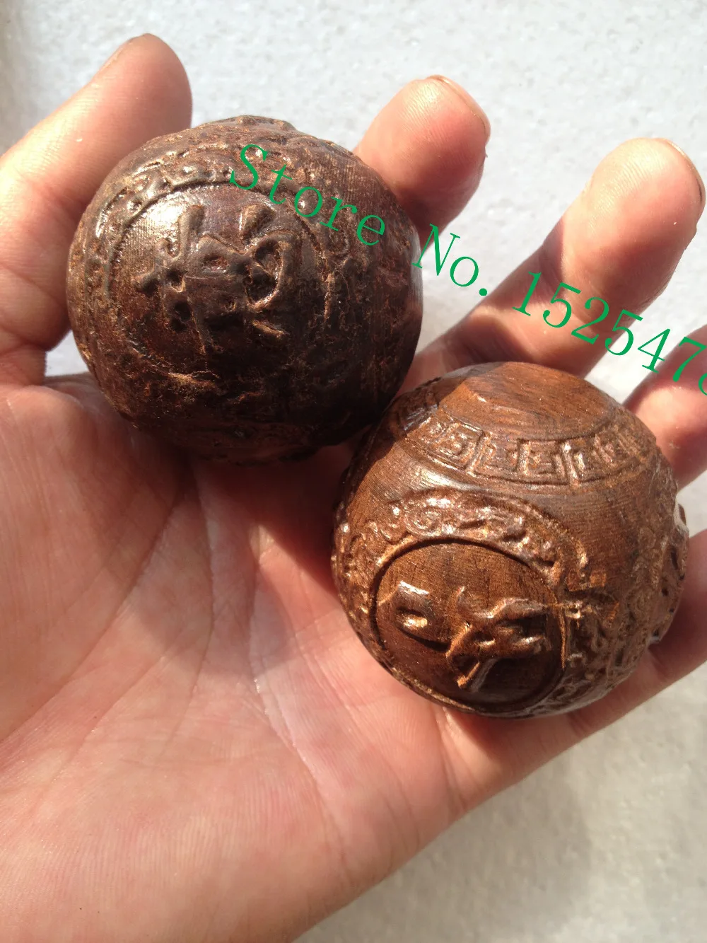 A pair of red cedar wood carving has Chinese auspicious Finger health ball