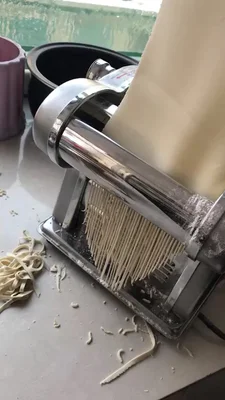Mesin Pembuat Mie Listrik Multifungsi 110V 220V Mesin Pembuat Mie Pisau Tunggal Steker EU/AU/UK Mudah Dioperasikan