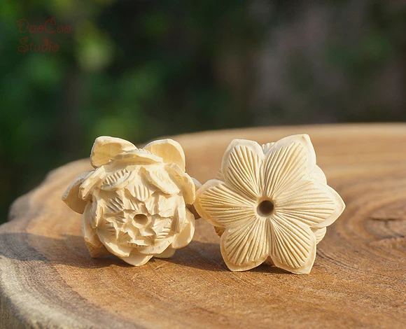 Natural Yellow Boxwood Hand Carved Lotus Bloom Pendant Tiny Charms Mala Japa Beads Bracelet Jewellry Findings DIY Accessories