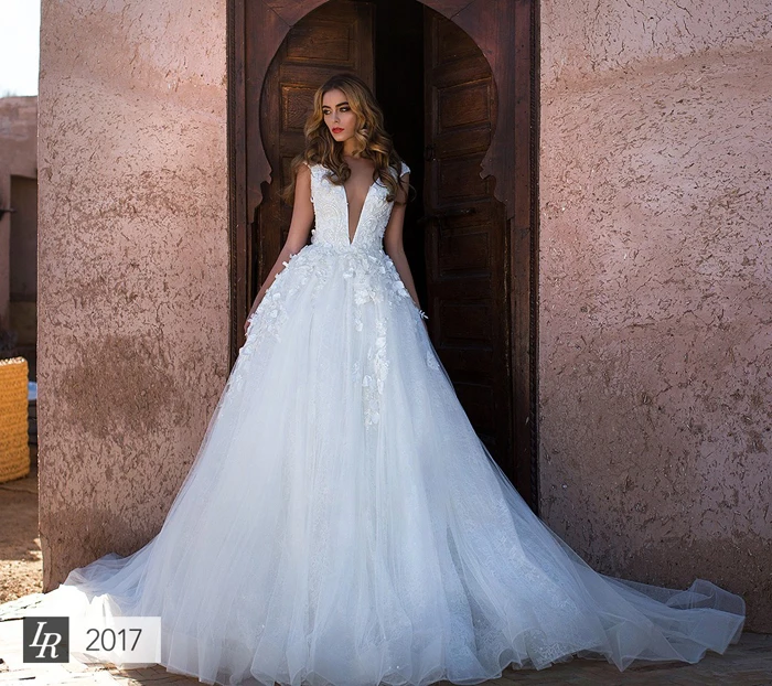 2020 Abiti Da Sposa Corte Dei Treni Profondo Scollo A V Backless Del Merletto di Appliques Sweetheart Fatti A Mano Fiori Abito di Sfera Abiti Da Sposa Arabo