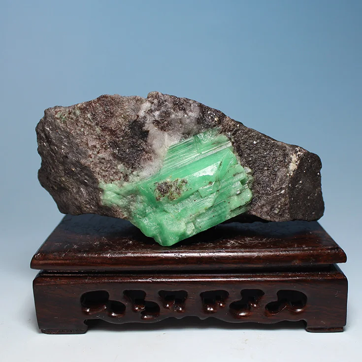 Ultra-fine mineral crystals emerald green natural rough stones mark LuoShi collectibles ore samples without optimization