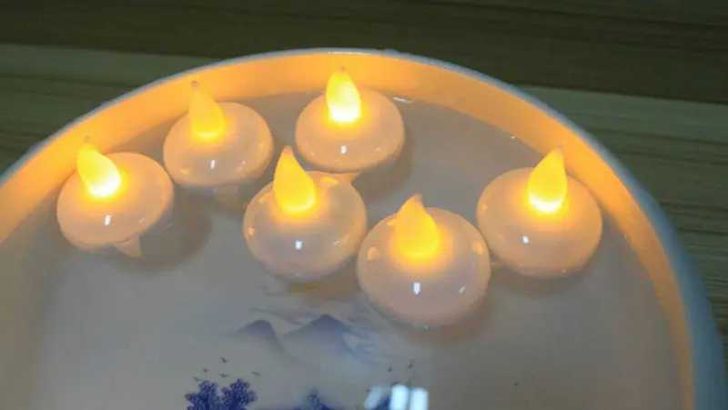 バッテリーとLED照明が統合された36個の防水フレームレスフローティングLEDキャンドル,ウォータースプレーセンサー付き,結婚式,クリスマスパーティー用,4色