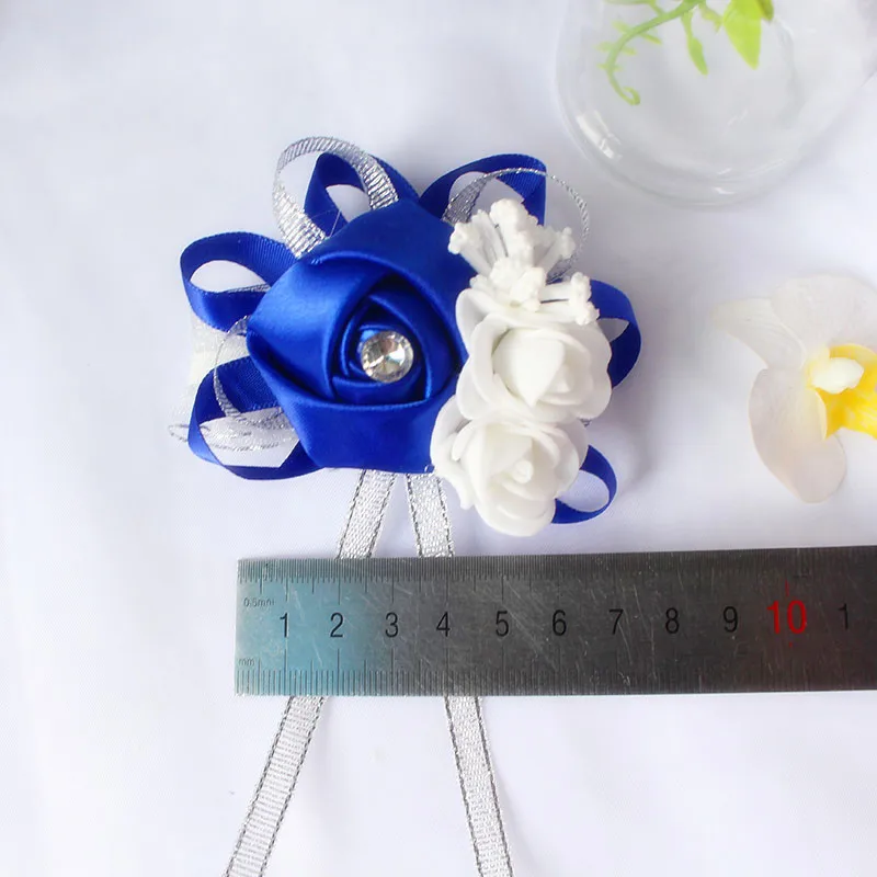 YO CHO Seidenrosen, weiße Handgelenk-Corsage, Handgelenkblumen für Brautjungfern, Blumenarmband, rosa, blau, Brautschwestern, Hochzeitsaccessoires – Detail 6