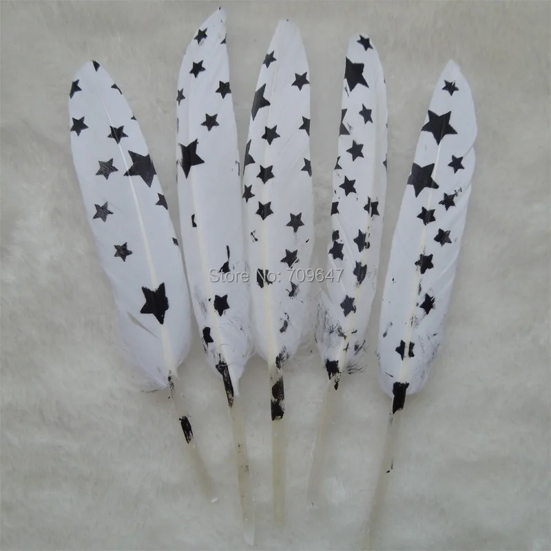 Plume!50Pcs/lot!The White Goose Feathers with Black Pentagram Painting Unique Feathers Wedding Feathers Hat Embellishment