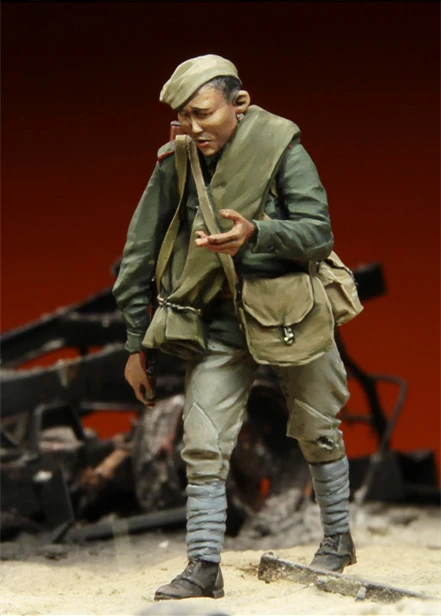 1/35 Resin Figure Model Kit 098 Russian Infantryman Kursk 1943 One Figures  Unassembled unpainted Top