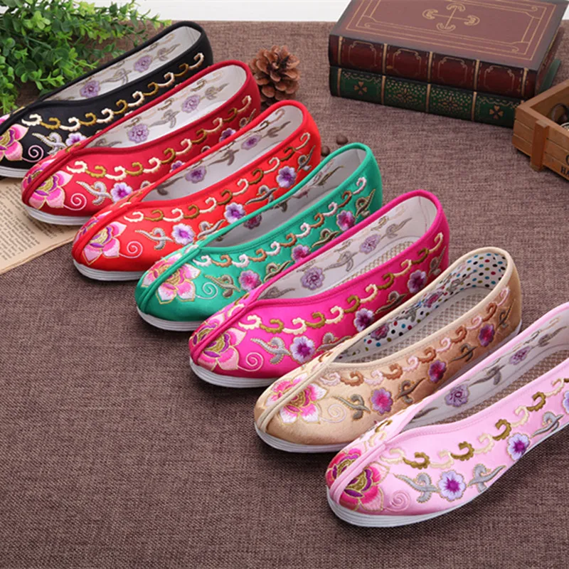 

Bride wedding shoes Xiuhe hand Made embroidered shoes red cotton shoes old Beijing cloth shoes flat bottom Fabric Traditional