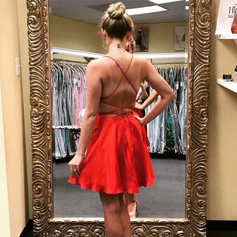 2019 Eenvoudige Boven Knielengte Mini Cocktail Jurken Goedkope Prom Dresses Kriskras Terug Rood Satijn Korte Cocktail Party Dress