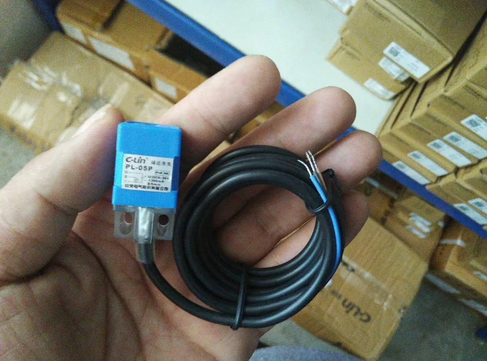 Brand new original authentic C-Lin PL-05P DC three-wire PNP normally open type angle column type inductive proximity switch