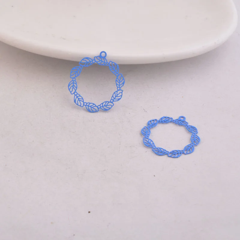 50 Stück AC6622 20*22mm Bemalte Runde Blatt-Anhänger aus Messing Kleine Blätter Anhänger DIY Ohrring-Zubehör – Detail 10
