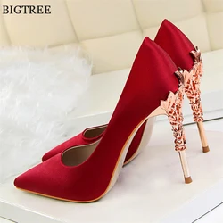 2024 neue elegante Metall geschnitzte Ferse Frauen Pumps feste Seide spitzen Zehen flache Mode High Heels 10cm weibliche Hochzeits kleid Schuhe