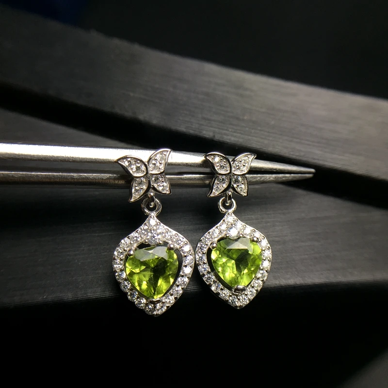 

Simple, fashionable, exquisite, compact, 925 silver, natural olivine ear studs, lady charm.