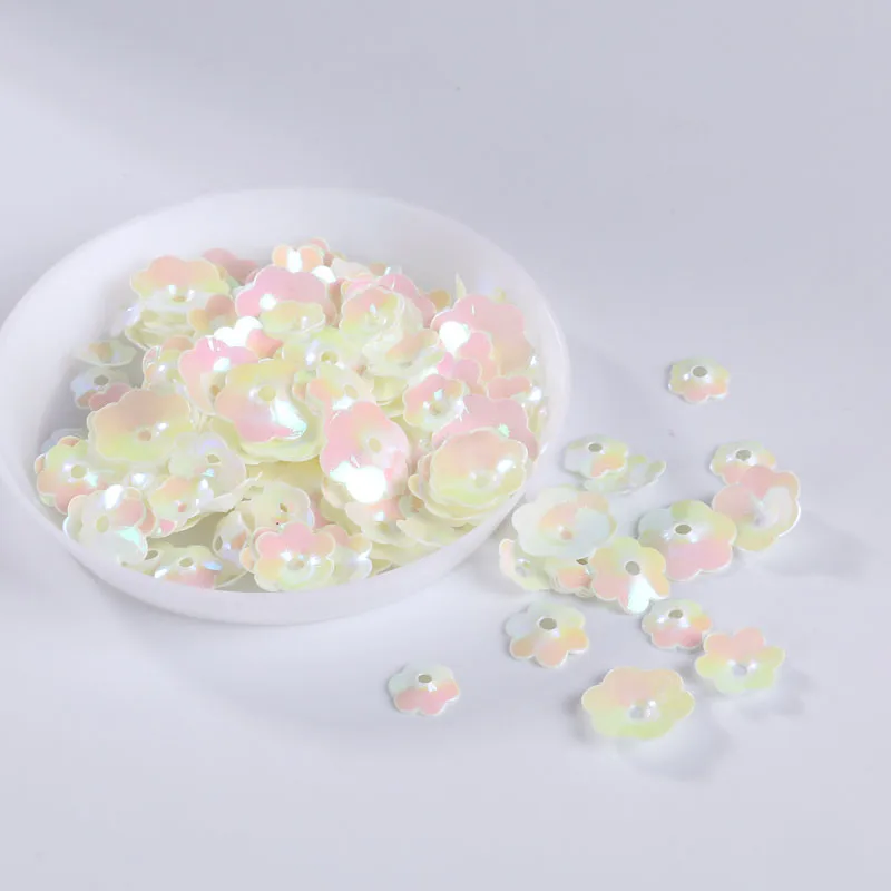 520Pac (10g)/Lotto di formato della miscela luminoso tazza di plum blossom paillettes con 1 cucito confetti di nozze centro del foro accessori di