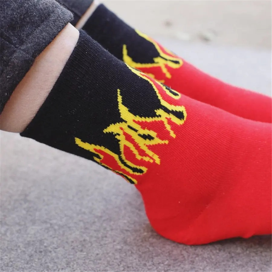 Unisex Fashion Hip Hop Design Red Flame Pattern Crew Socks Lifelike Jacquard Fire Socks Classic Street Skateboard Long Socks