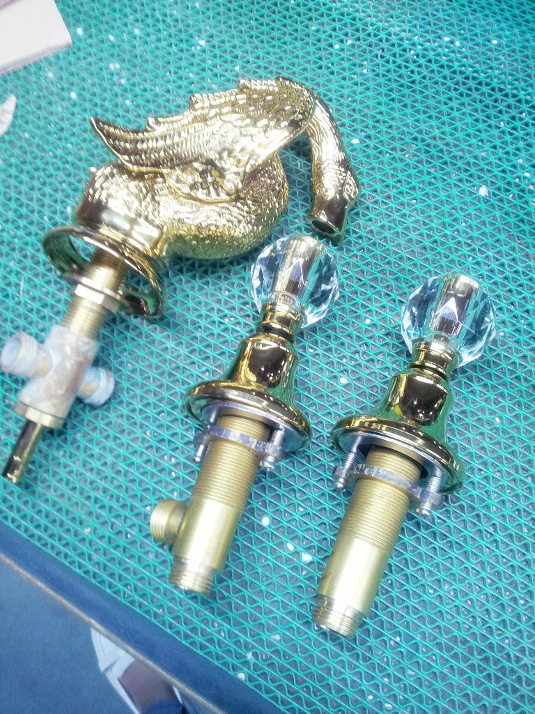 Free shipping gold finish 3 Pcs ROMAN lavatory sink faucet with crystal handles widespread cute little swan