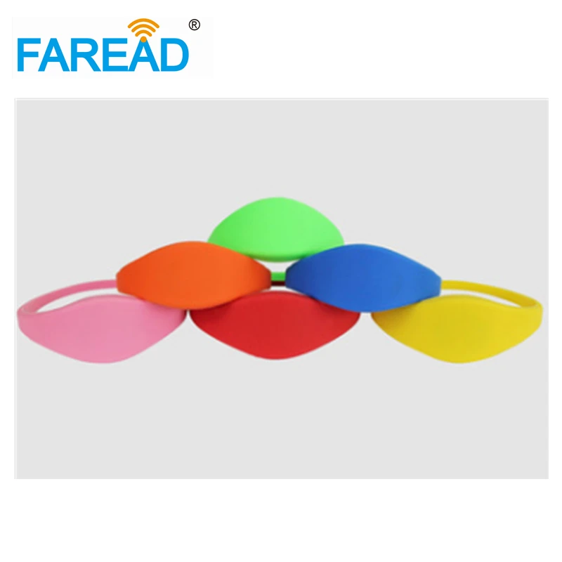 100 peças frete grátis 125khz chip t5577 pulseira rfid cartão de identificação pulseira de silicone para supermercado parque temático de diversões