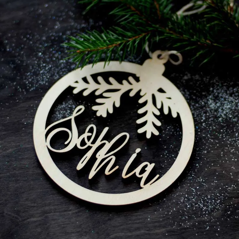 Adorno con nombre personalizado, adorno navideño personalizado, bola de adorno personalizada, bola de adorno de madera con nombre y año