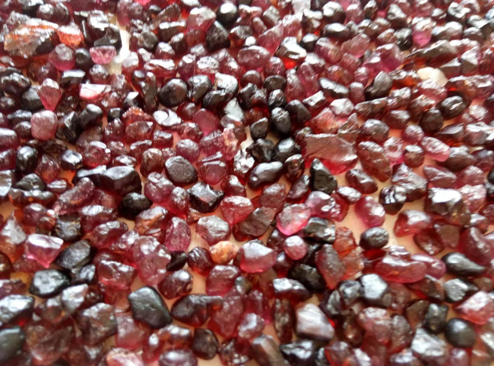 TINY NATURAL ROUGH A+ RED PYROPE GARNET CRYSTAL MINERALS 1000g