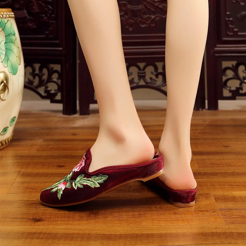 Veowalk Flowers Embroidered Women Flannel Cotton Mules Slippers Close Pointed Toe All Season Leisure Ladies Comfort Flat Shoes