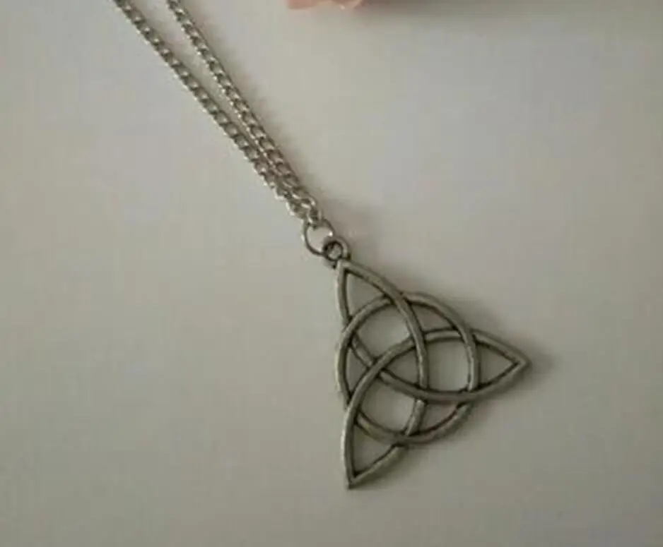 Vintage الأيرلندية Triquetra عقدة تميمة قلادة المعلقات Charms بيان طوق قلادة للنساء الرجال المجوهرات هدية