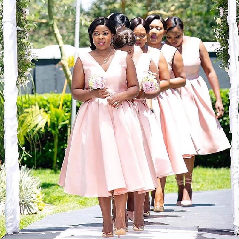 Vestido De dama De honor con longitud De té Rosa rubor, cuello en V, sin mangas, sencillo, satinado, corto, para invitados De boda, novedad De 2019